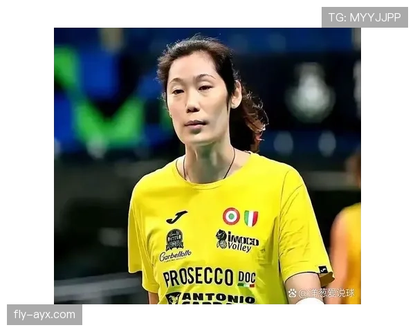 朱婷训练间隙偷偷刷剧？这画风和赛场上差太多了吧！