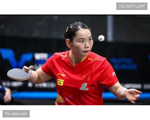 何卓佳训练完随手把包丢一边，那包看着比我一个月工资还阔气